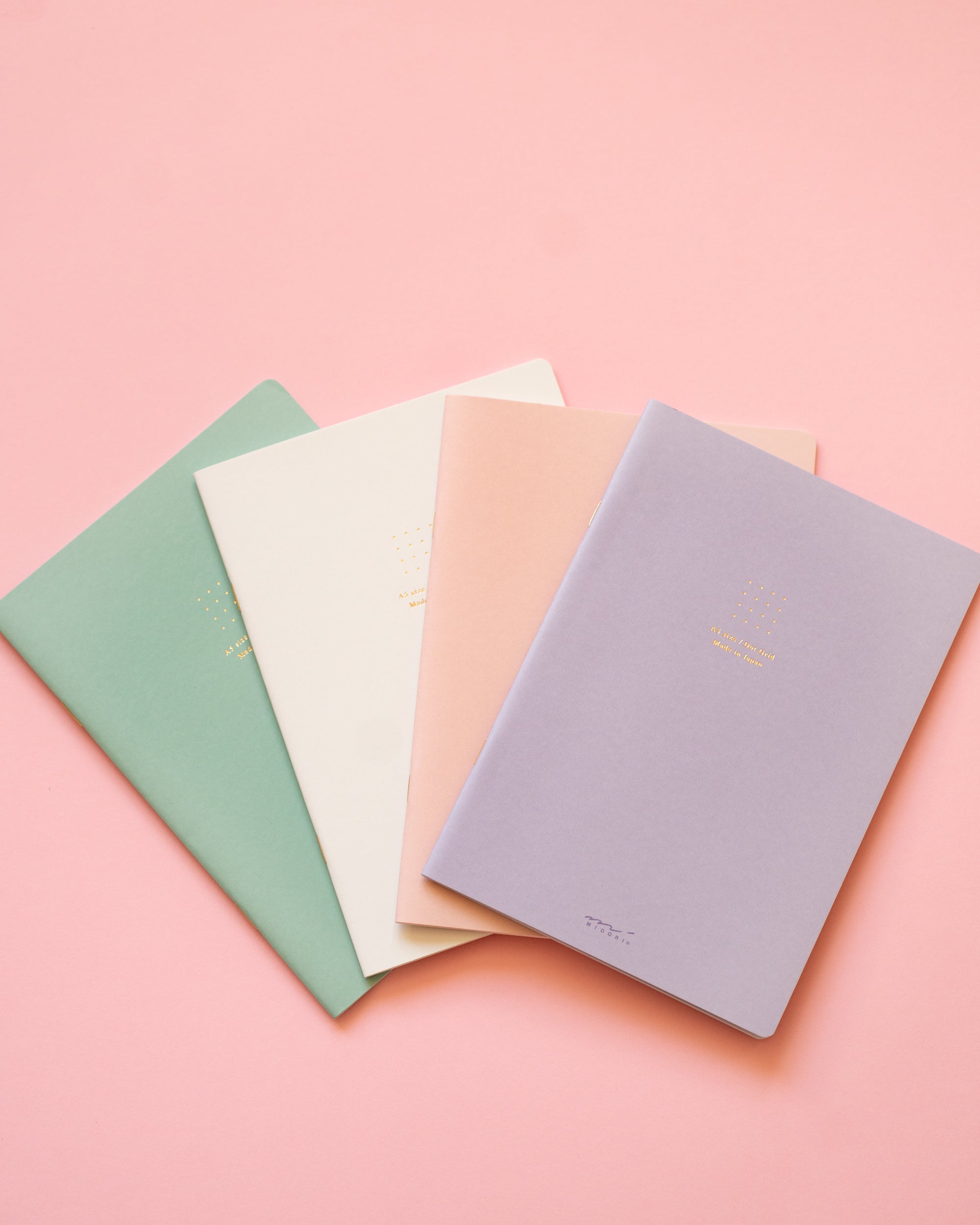 Cahier A5 Pointillé Rose Midori